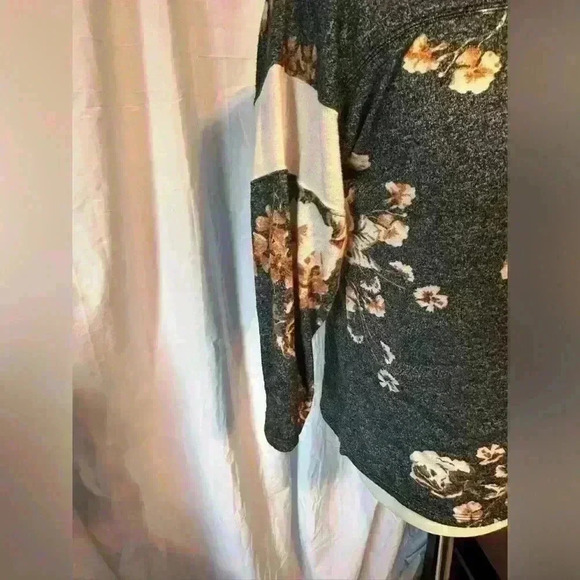 Women’s 3/4 sleeve lightweight shirt. Size medium. Non smoking home. - Picture 2 of 5